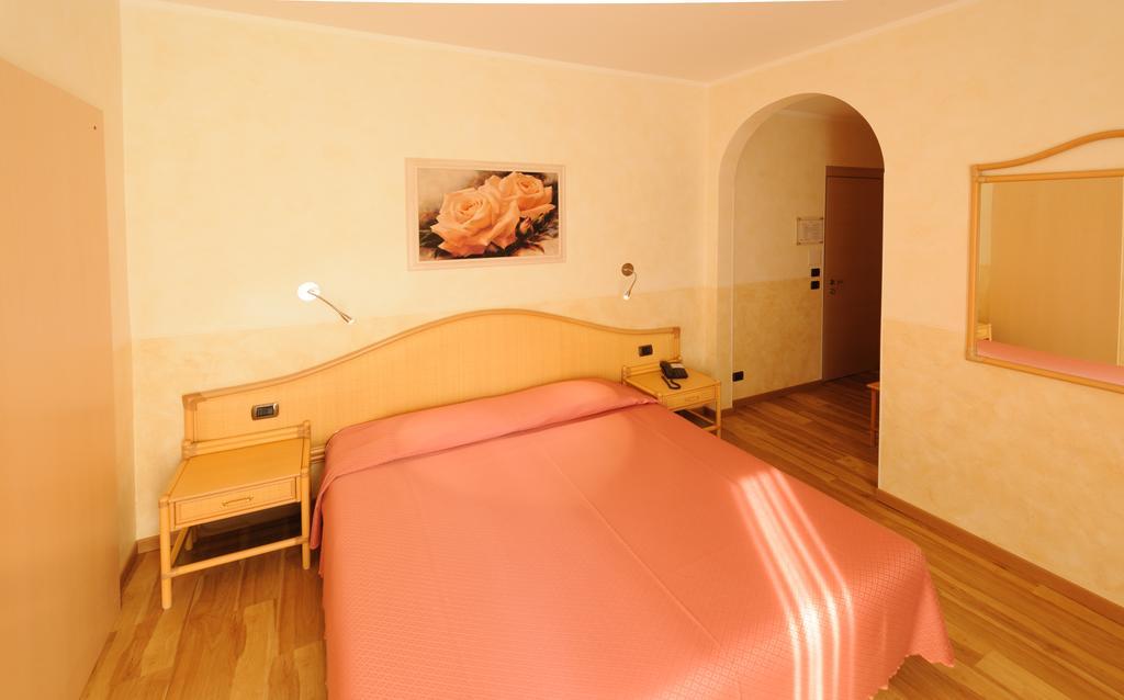 Hotel Garden Zorzi Сан-Феліче-дель-Бенако Номер фото